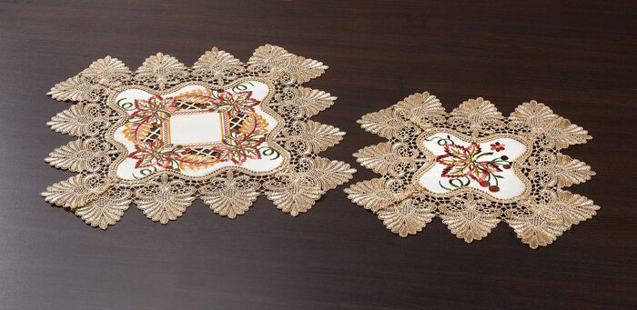 Rijkelijk vervaardigde accessoires met rijke blad- en rankversieringen 