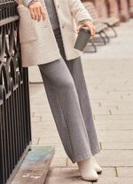 Broek met modieuze wijde pijpen 