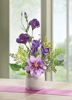 Lysianthus/Clematis arrangement in witte keramische pot 
