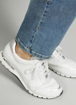 Jeans met klinknagels langs de zijnaad 