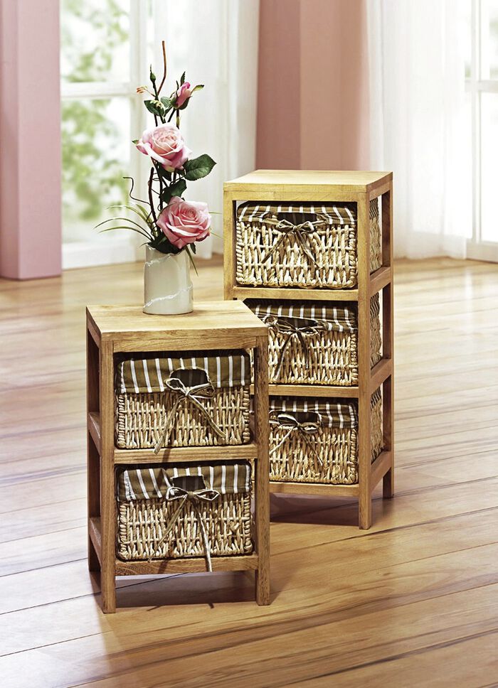 Plank met manden van geweven ma&iuml;sstro 