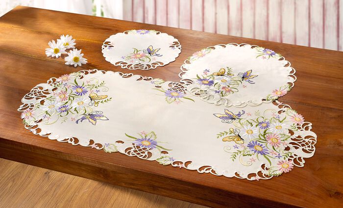 Tafel- en kamerdecoratie met bloemen en vlinders 