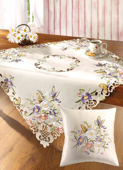 Tafel- en kamerdecoratie met bloemen en vlinders 