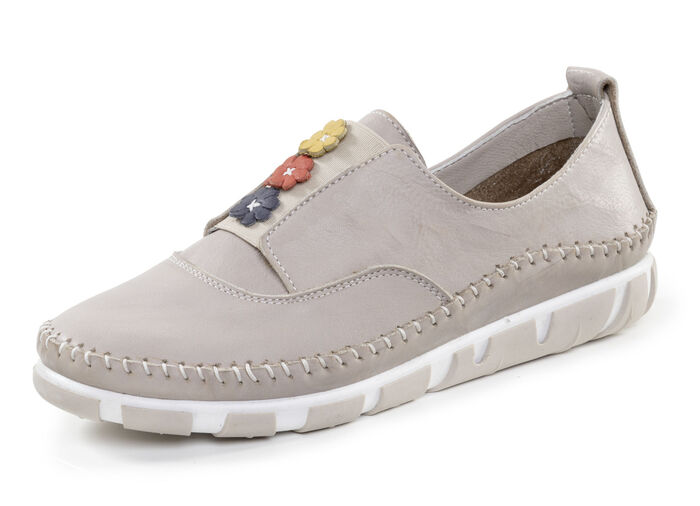 Gemini pantoffels met een subtiele kreukelstructuur en kleurrijke leren bloemen KIESEL