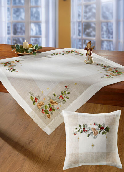 Uitgebreid geborduurd tafelkleed of kussenhoes 