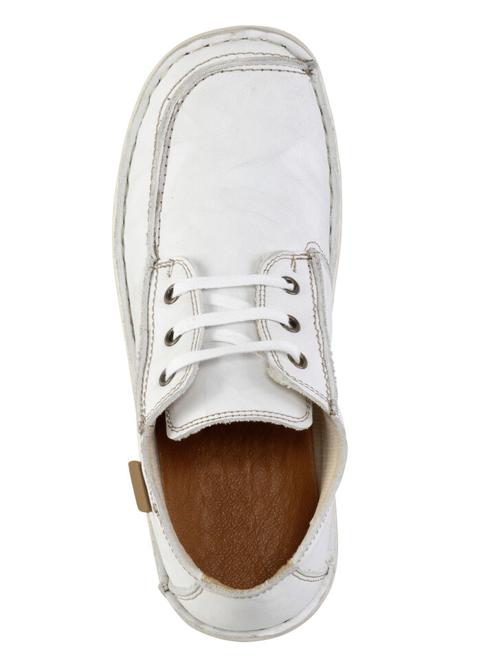 ELENA EDEN veterschoen gemaakt van nappaleer met een gerimpelde structuur WIT