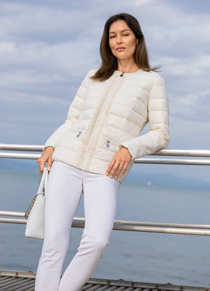 Jasje met decoratieve parelversiering 