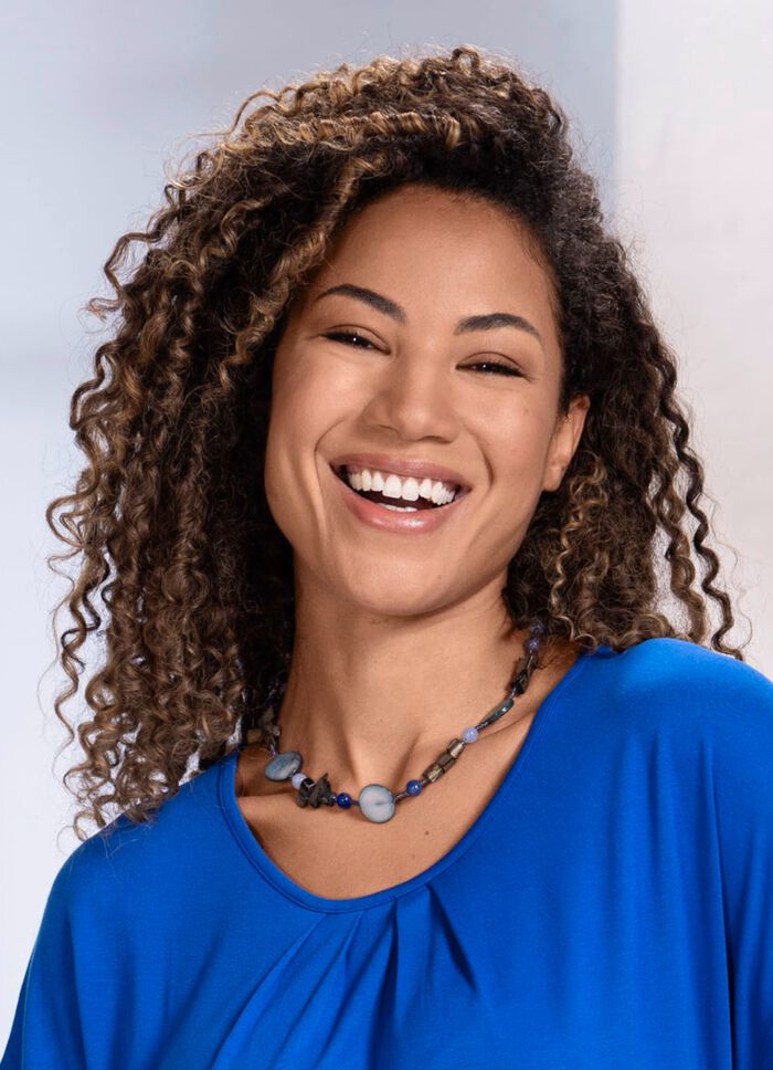 Ketting met diverse sieradenelementen 