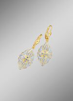 Oorbellen met diamanten in een bloemmotief 