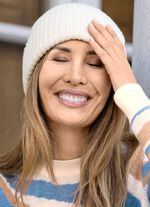 Modieuze dameshoed, met omslag 