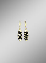 Oorbellen met onyx, bewerkt en bergkristal met bladgouden triplet 