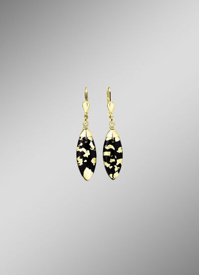 Oorbellen met onyx, bewerkt en bergkristal met bladgouden triplet 
