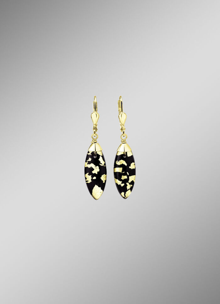 Oorbellen met onyx, bewerkt en bergkristal met bladgouden triplet 