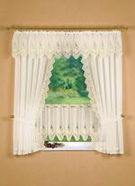 Raamdecoratie met uitgebreid Plauen-borduurwerk 