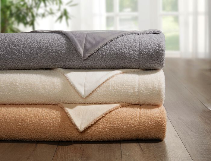 Dekens en kussens met een donzige, zachte teddy voorkant CAMEL