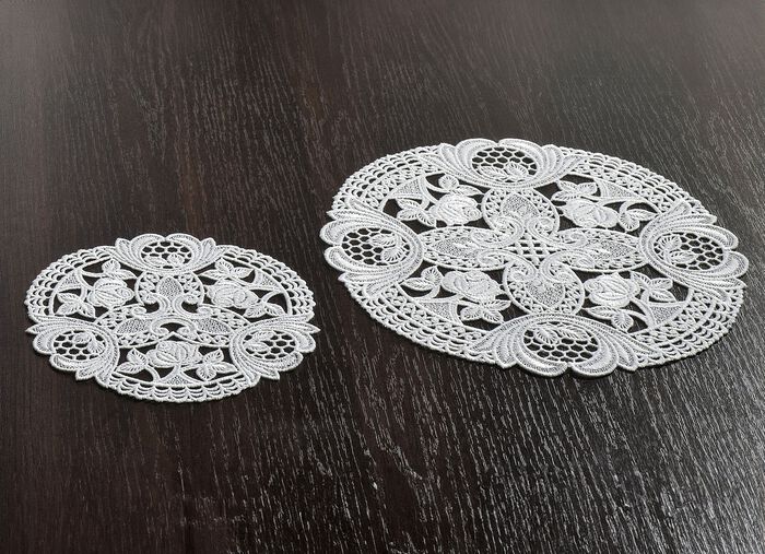 Tafel- en kamerdecoratie van echt Plauenkant 