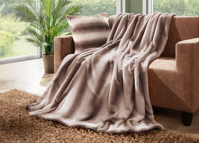 Deken en kussensloop van imitatie konijnenbont 